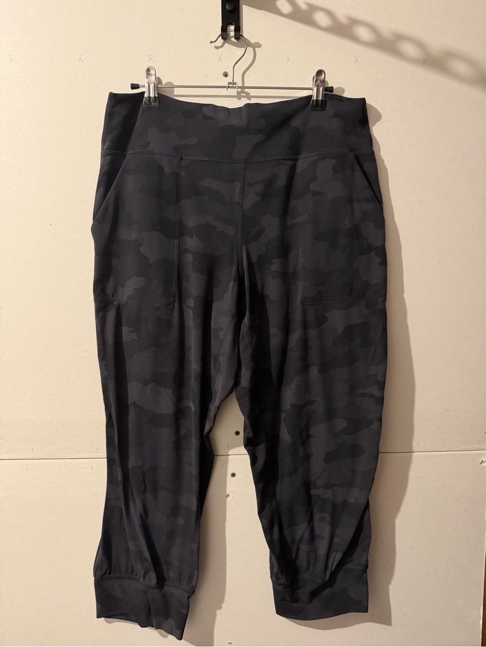 Lululemon Womens 12 Black Camo Capri Workout Pants